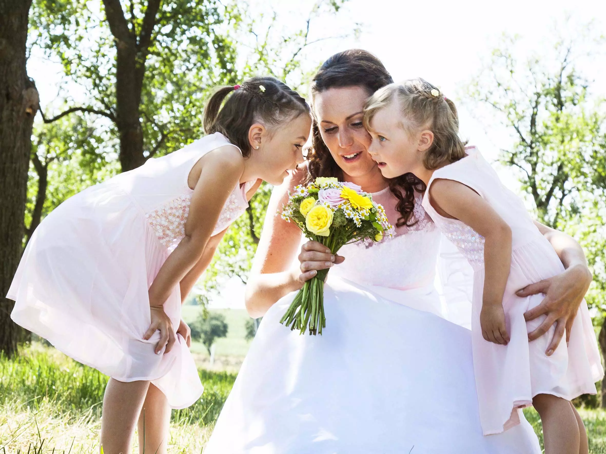 Hochzeits Fotografie Braut und Blumenmädchen